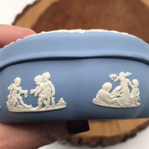Wedgwood Blue Jasperware Lidded Keepsake/Trinket Box - Picture 4 of 15